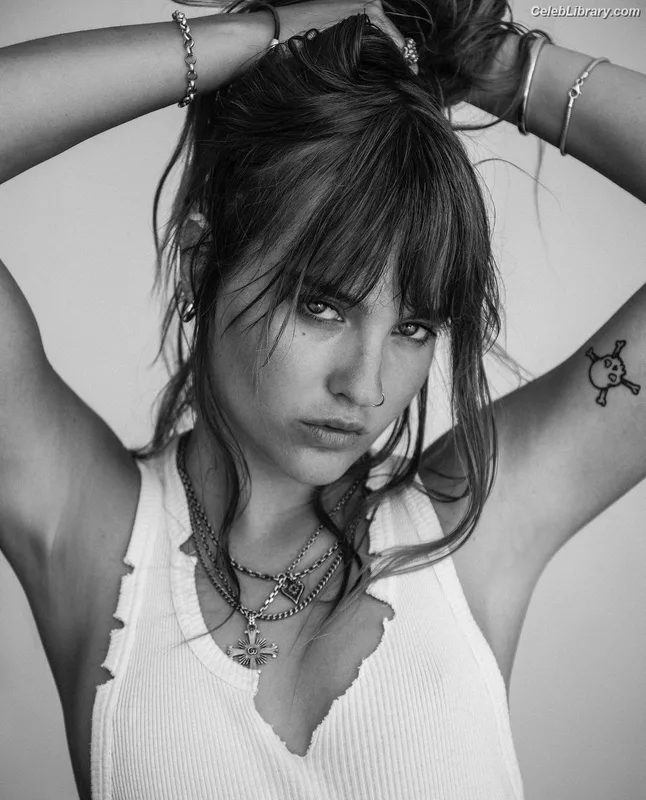 Victoria De Angelis photo 15 of 911