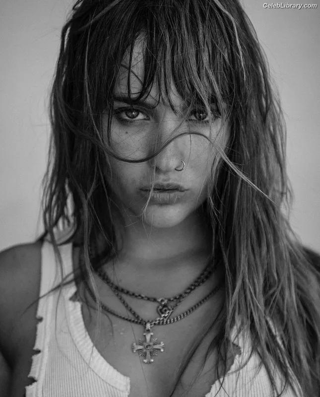 Victoria De Angelis photo 17 of 911