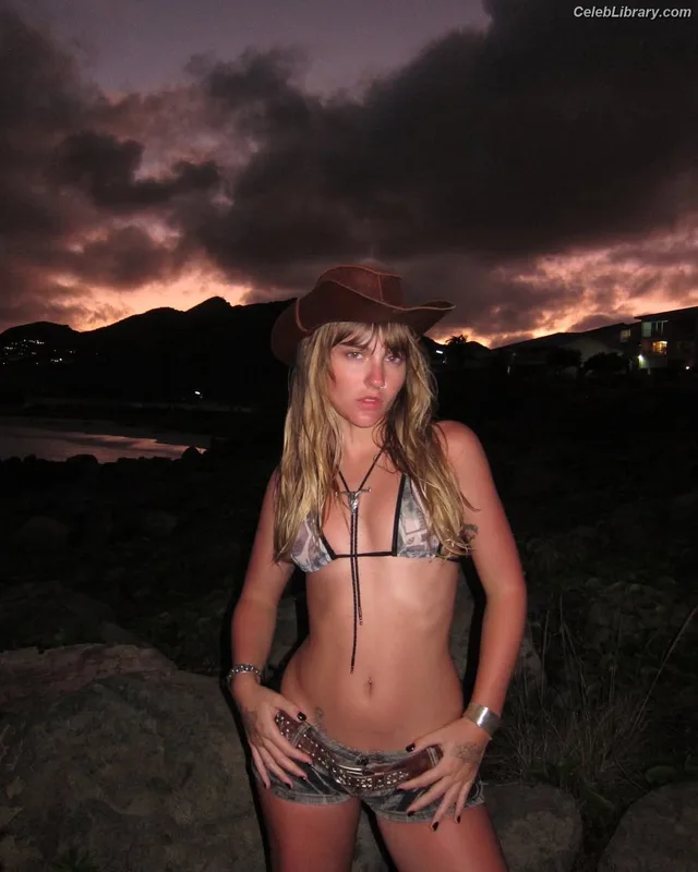 Victoria De Angelis photo 8 of 911