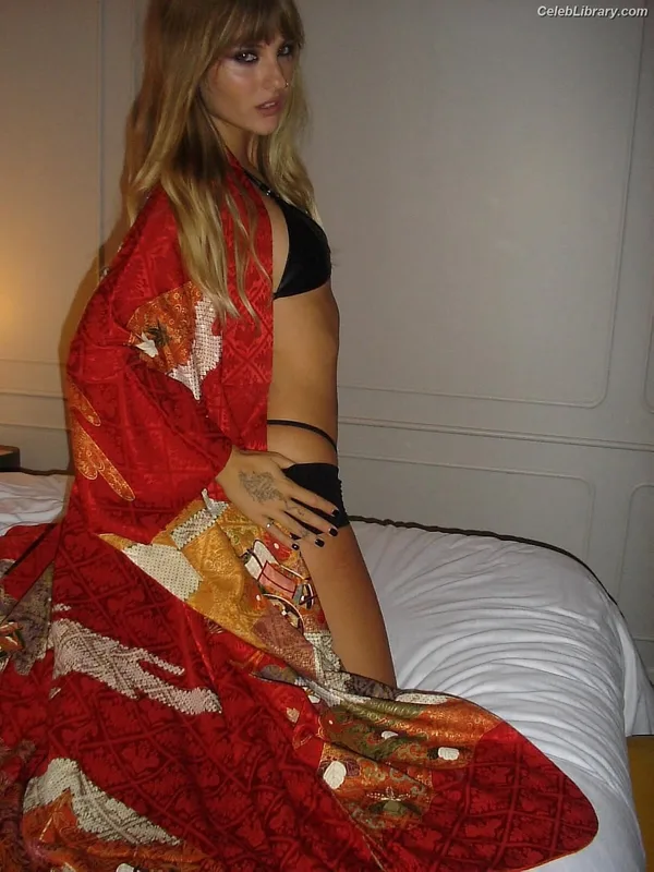Victoria De Angelis photo 17 of 911