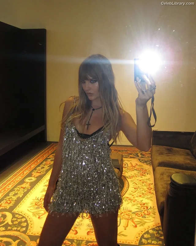 Victoria De Angelis photo 11 of 911