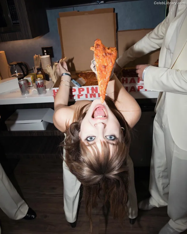 Victoria De Angelis photo 7 of 911