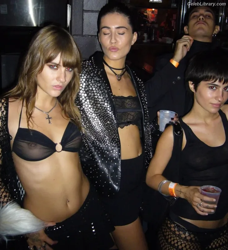 Victoria De Angelis photo 10 of 911
