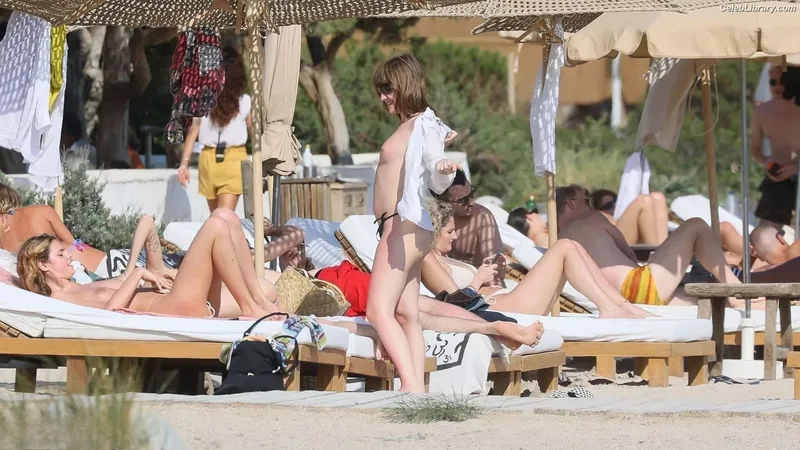Victoria De Angelis photo 10 of 911