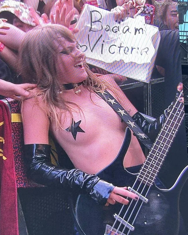 Victoria De Angelis photo 10 of 911