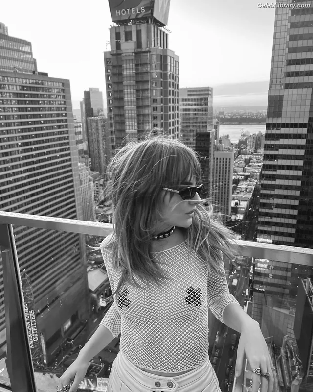 Victoria De Angelis photo 19 of 911