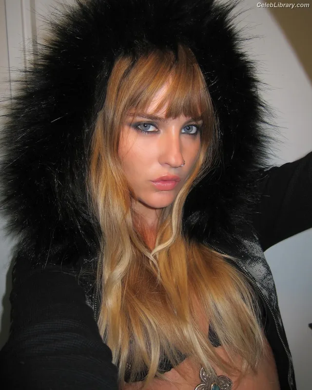 Victoria De Angelis photo 22 of 911