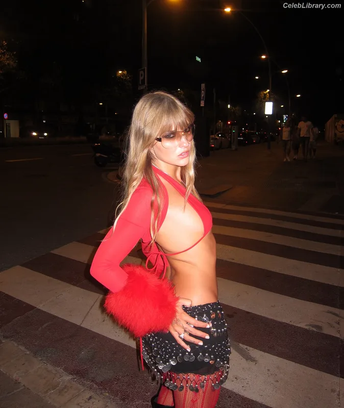 Victoria De Angelis photo 14 of 911