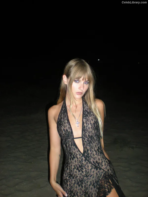 Victoria De Angelis photo 3 of 911