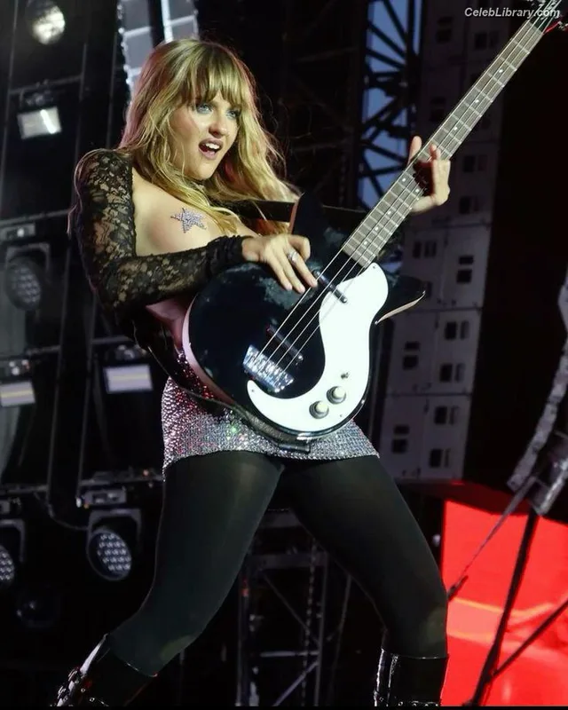Victoria De Angelis photo 22 of 911