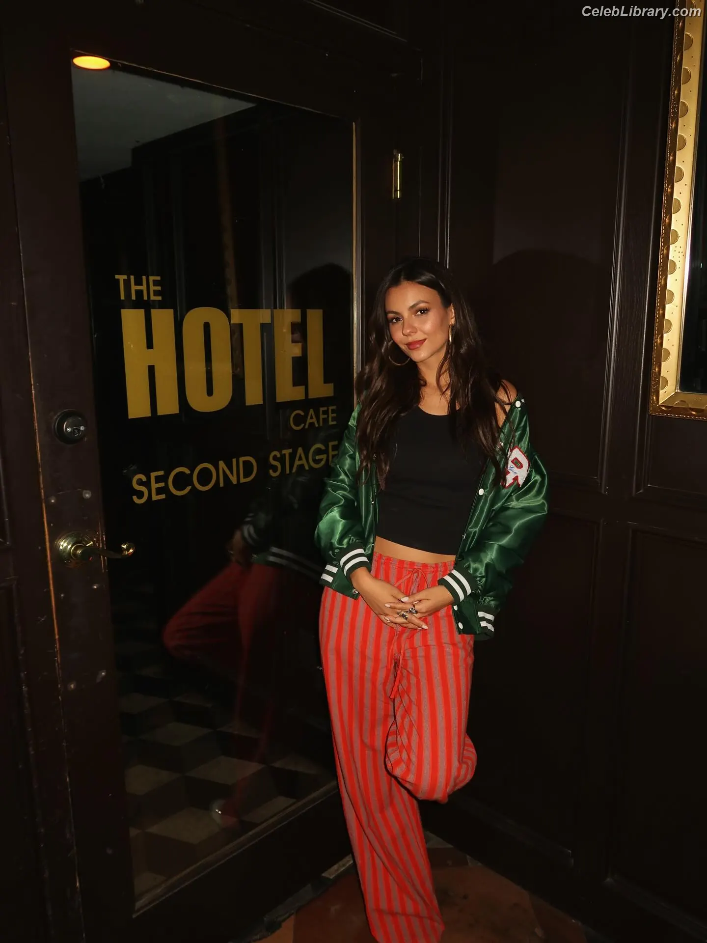 Victoria Justice photo 1 of 3456