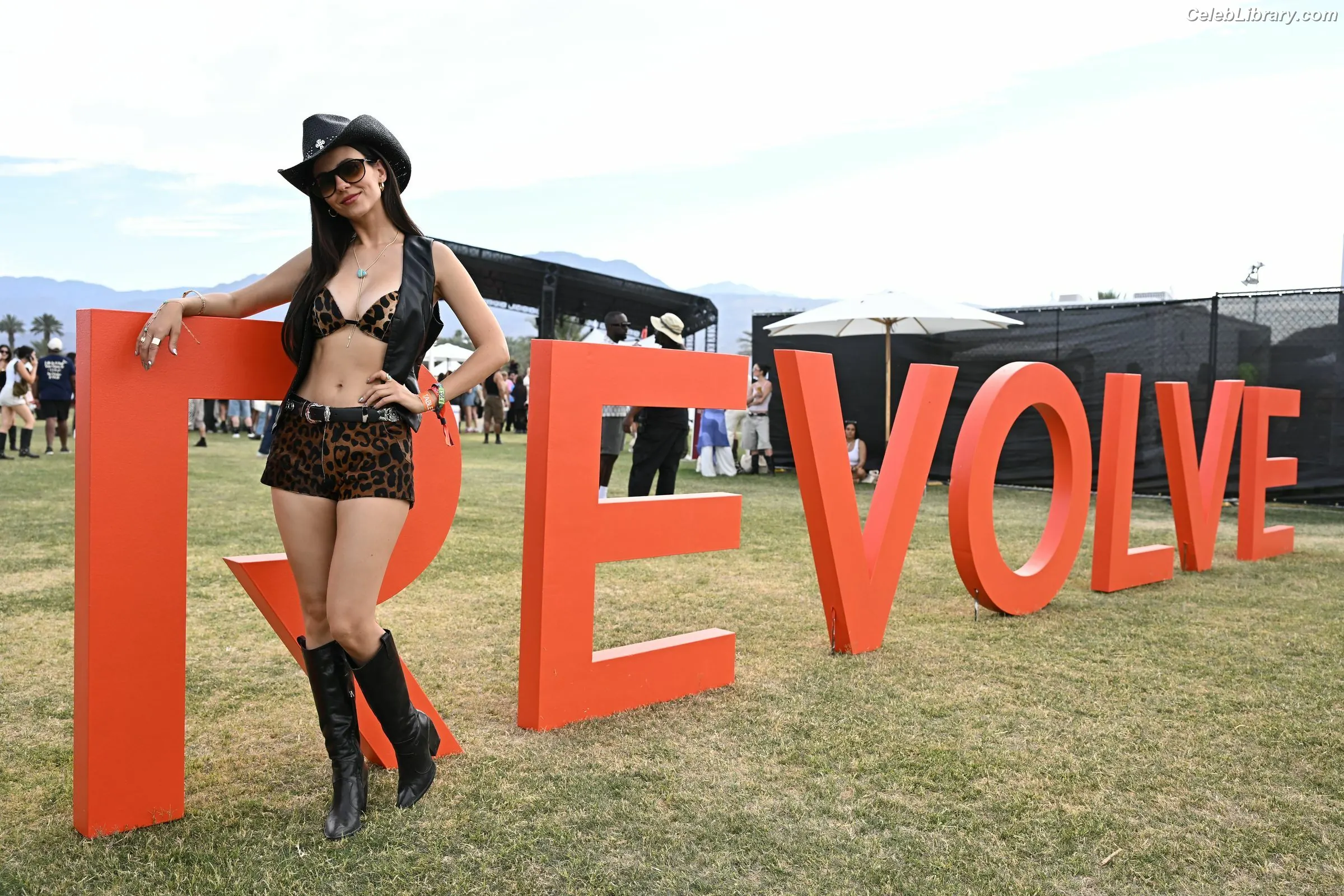 Victoria Justice photo 3 of 3456