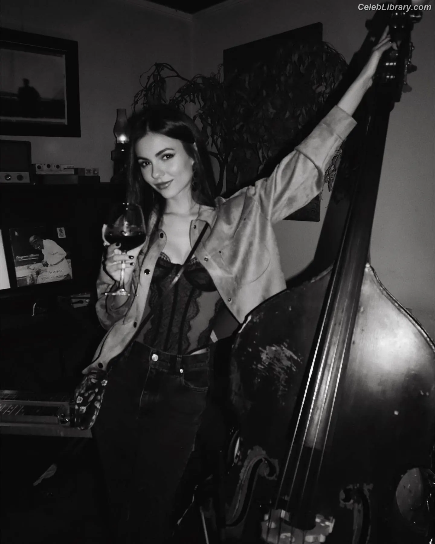 Victoria Justice photo 6 of 3456