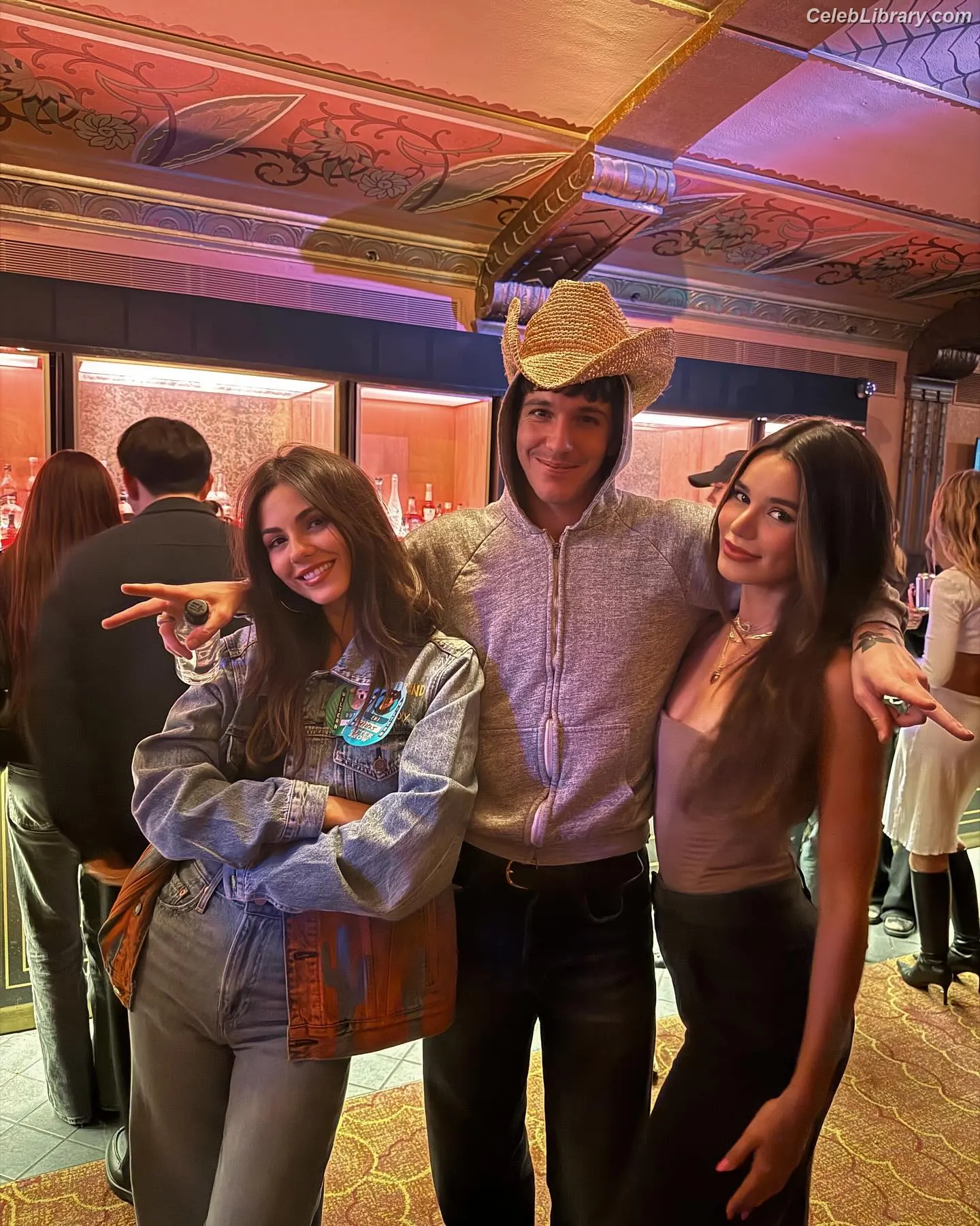Victoria Justice photo 7 of 3456