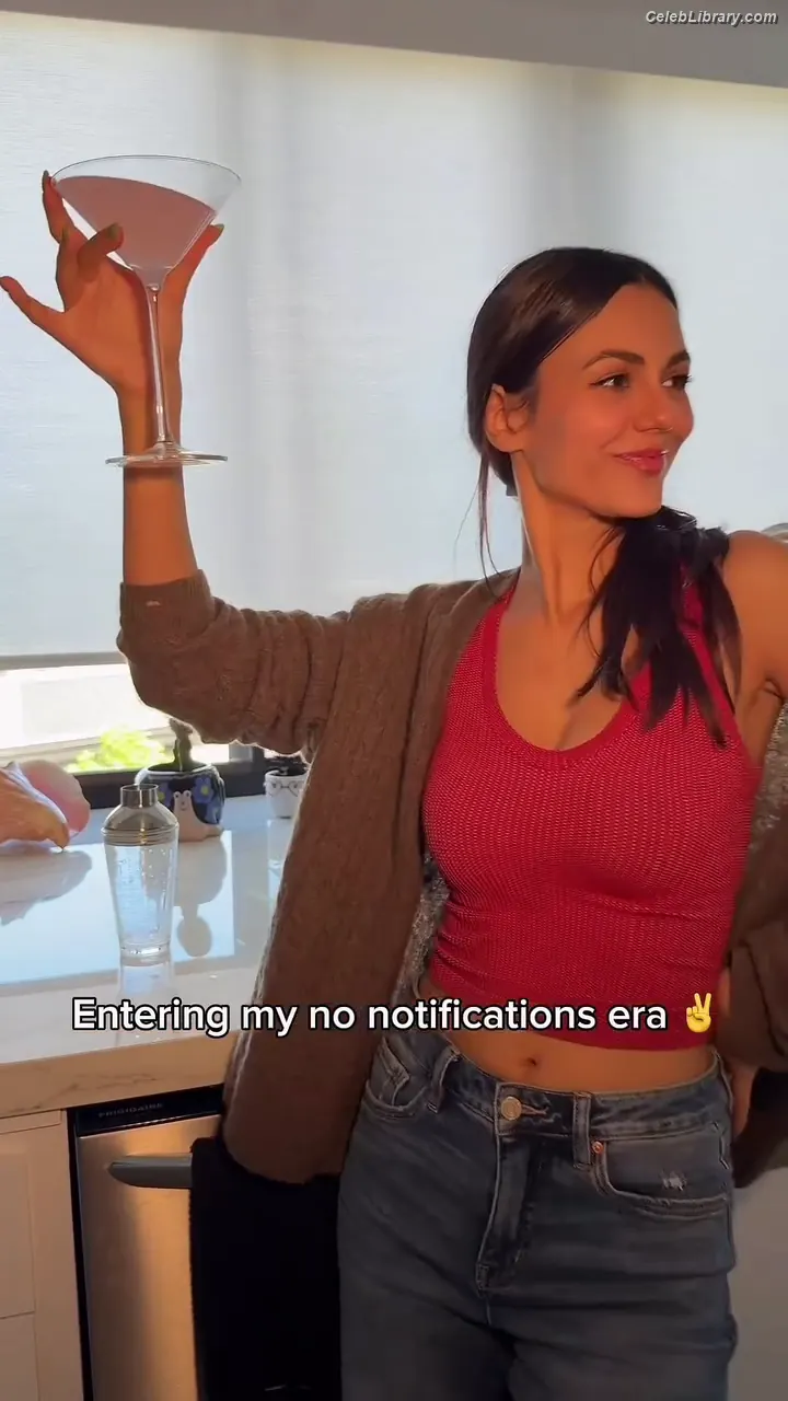 Victoria Justice photo 3 of 3456