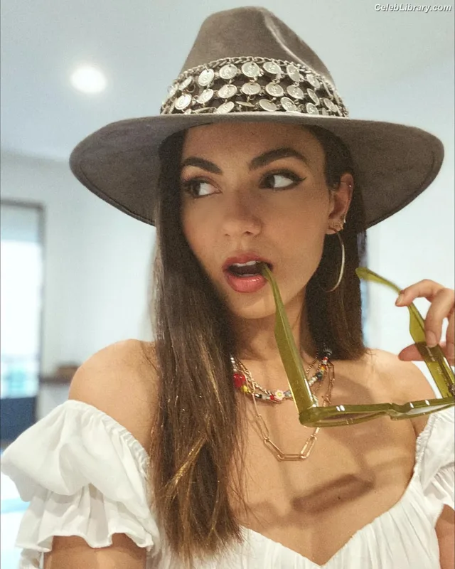 Victoria Justice photo 10 of 3442