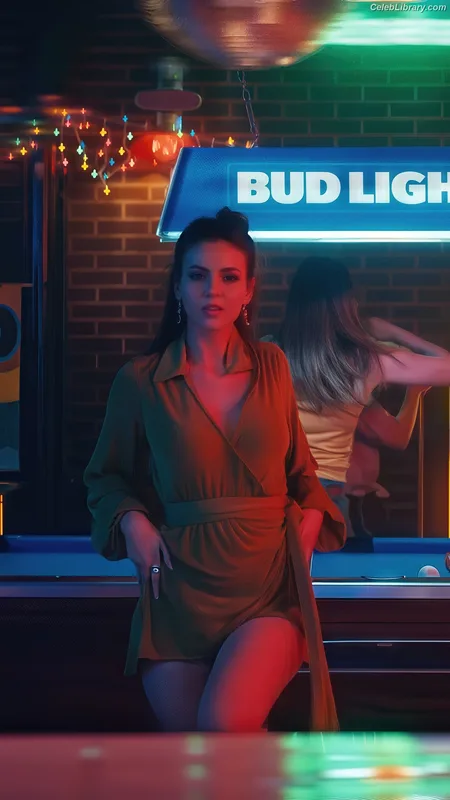 Victoria Justice photo 1 of 3442