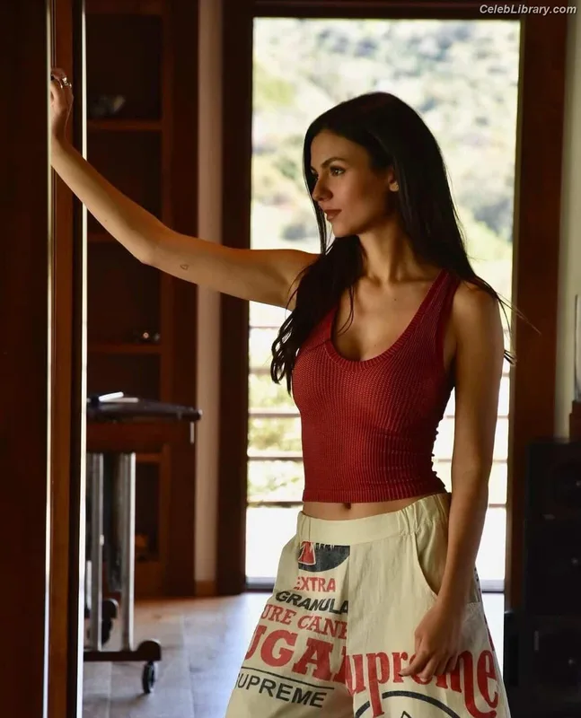 Victoria Justice photo 8 of 3442
