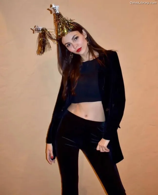 Victoria Justice photo 1 of 3442