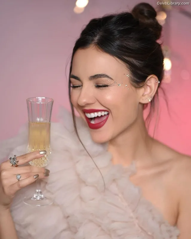 Victoria Justice photo 6 of 3442