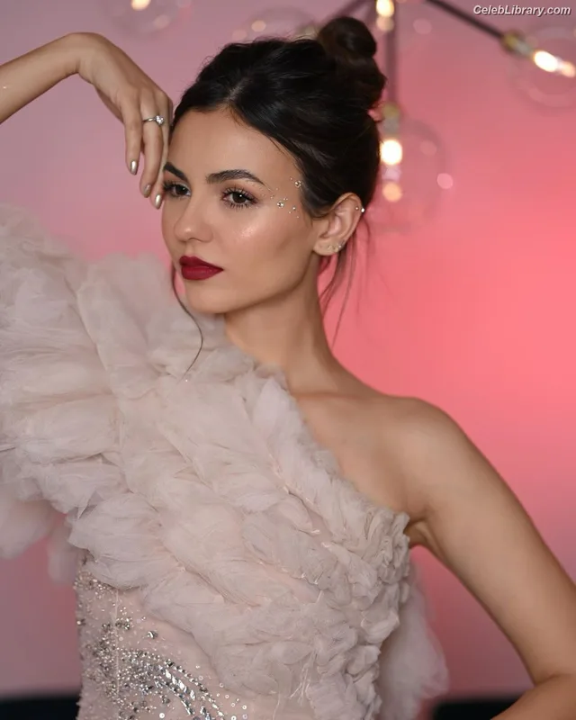 Victoria Justice photo 7 of 3442