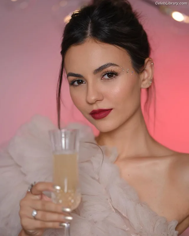 Victoria Justice photo 9 of 3442