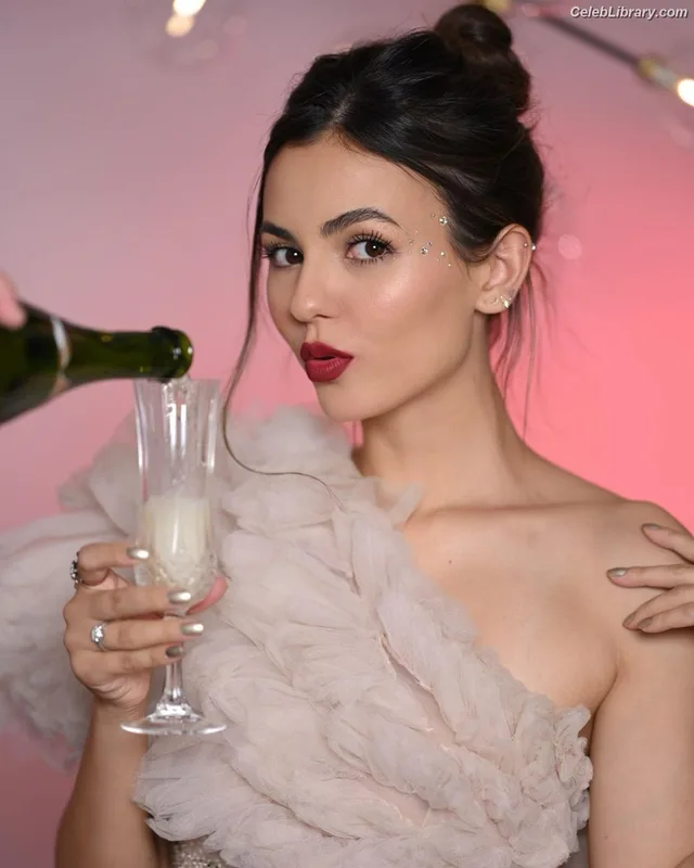 Victoria Justice photo 10 of 3442