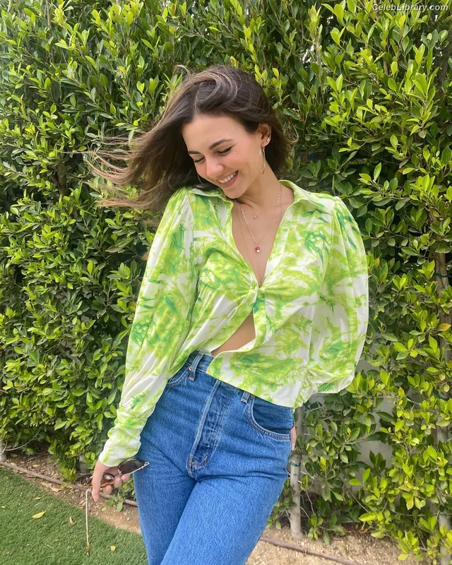 Victoria Justice photo 1 of 3442