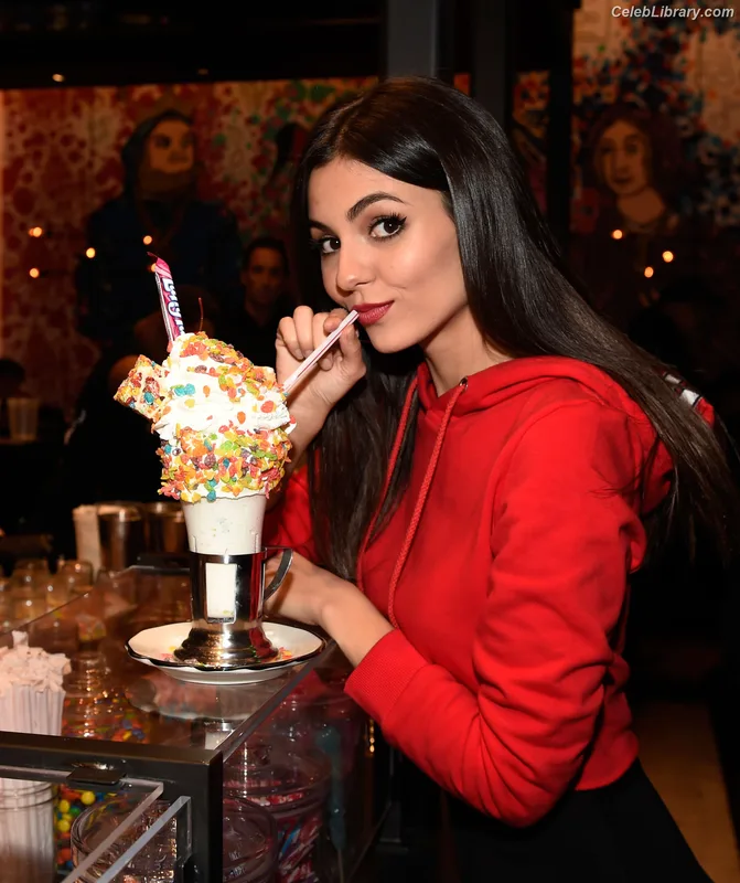 Victoria Justice photo 11 of 3442
