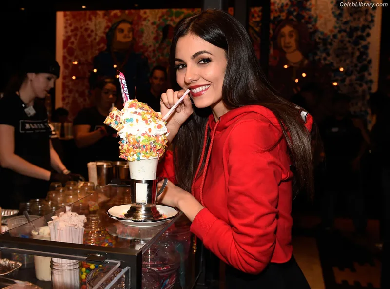 Victoria Justice photo 5 of 3442