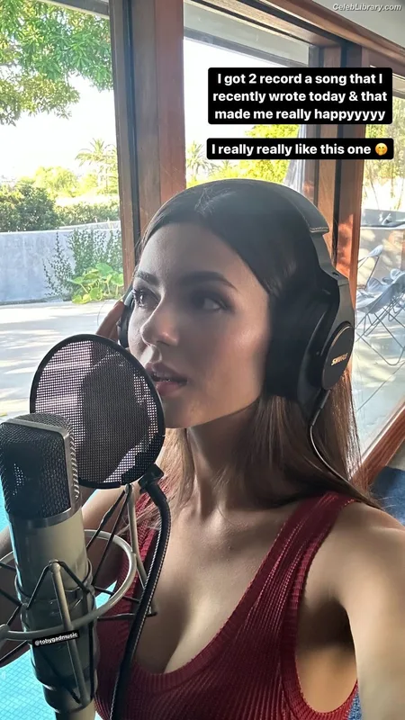 Victoria Justice photo 10 of 3442