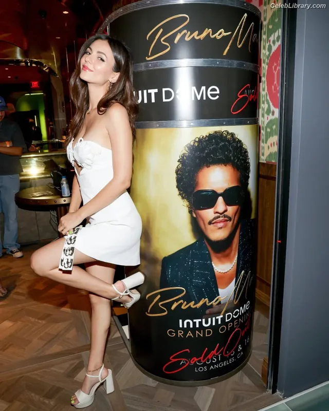 Victoria Justice photo 12 of 3442