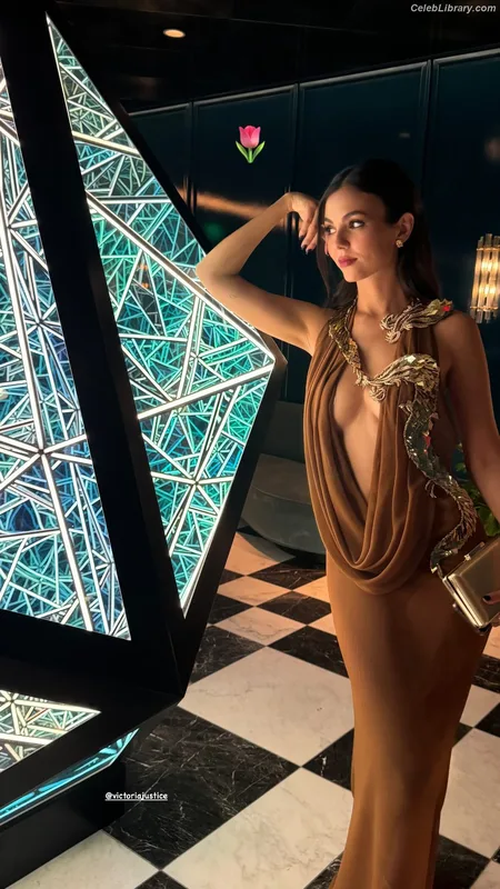 Victoria Justice photo 4 of 3442