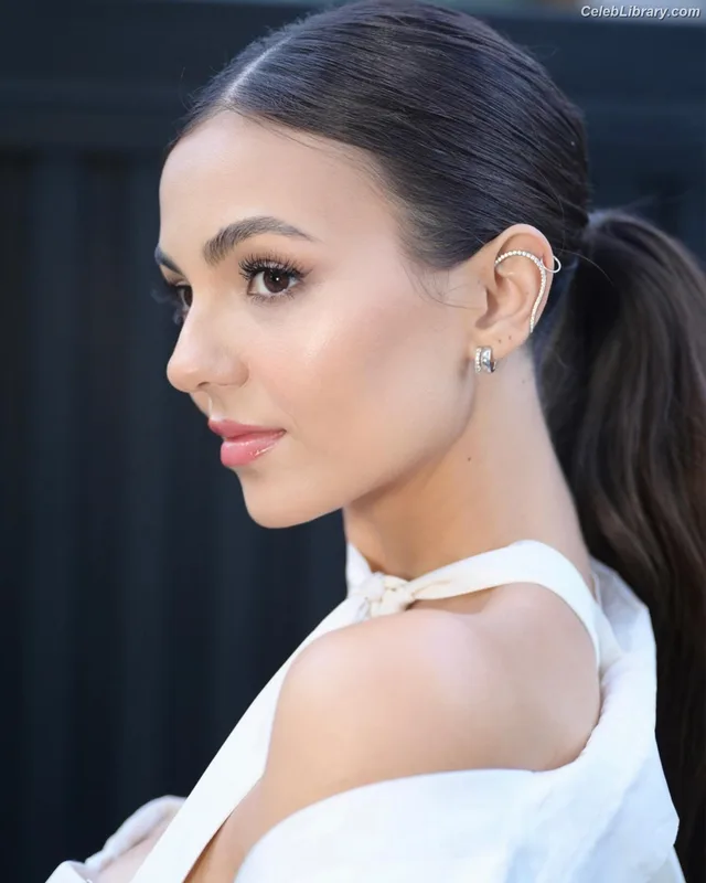 Victoria Justice photo 1 of 3442