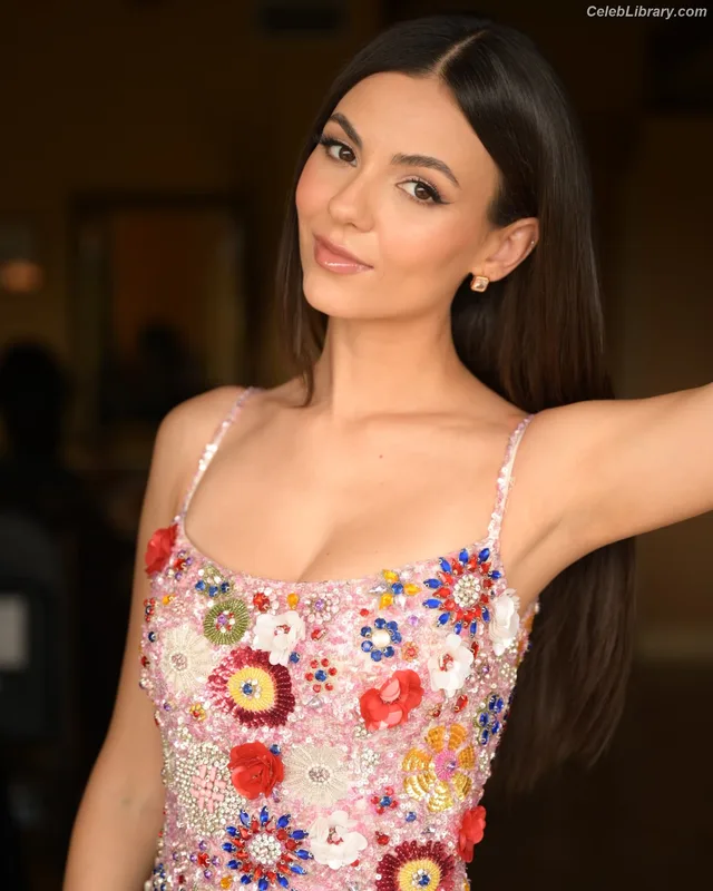 Victoria Justice photo 1 of 3442