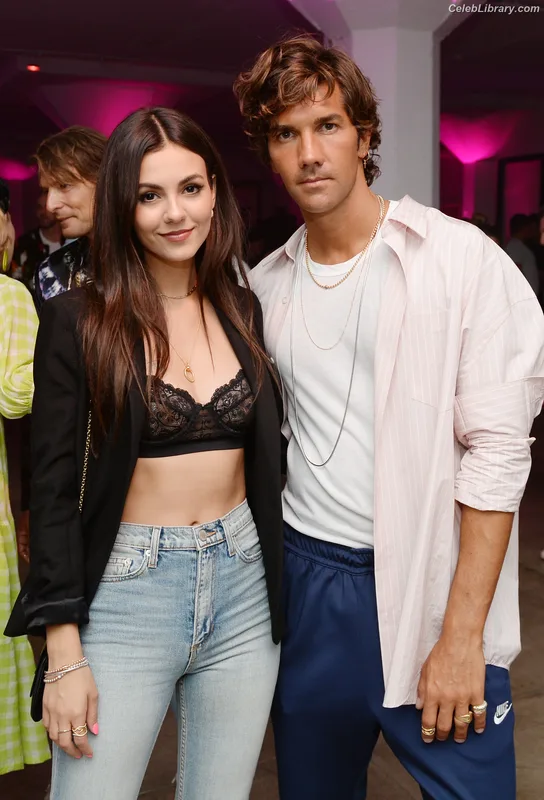 Victoria Justice photo 4 of 3442