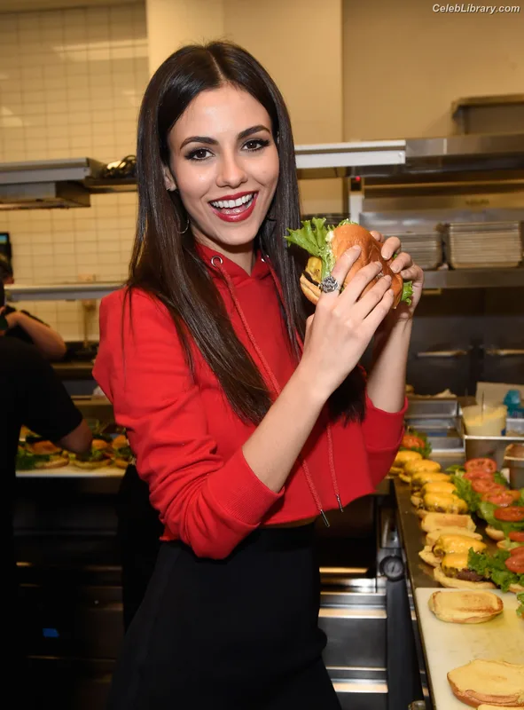 Victoria Justice photo 1 of 3442