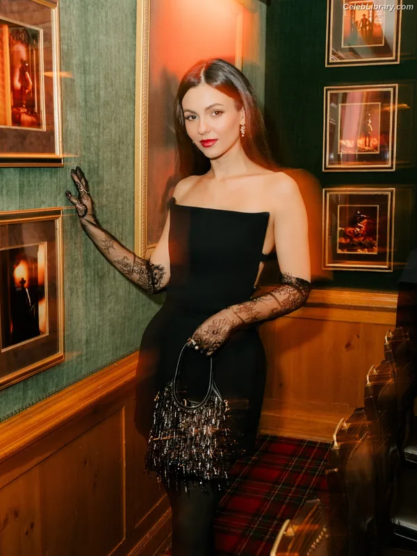 Victoria Justice photo 1 of 3442
