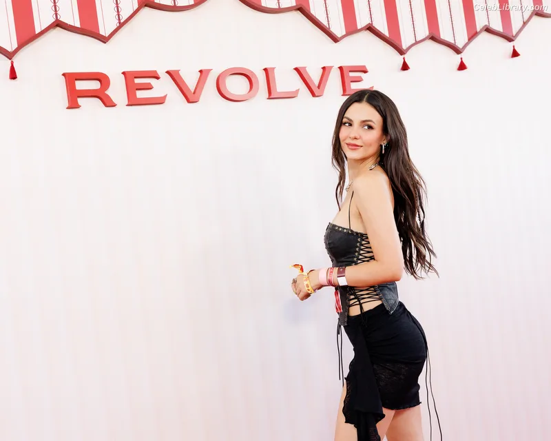 Victoria Justice photo 1 of 3442