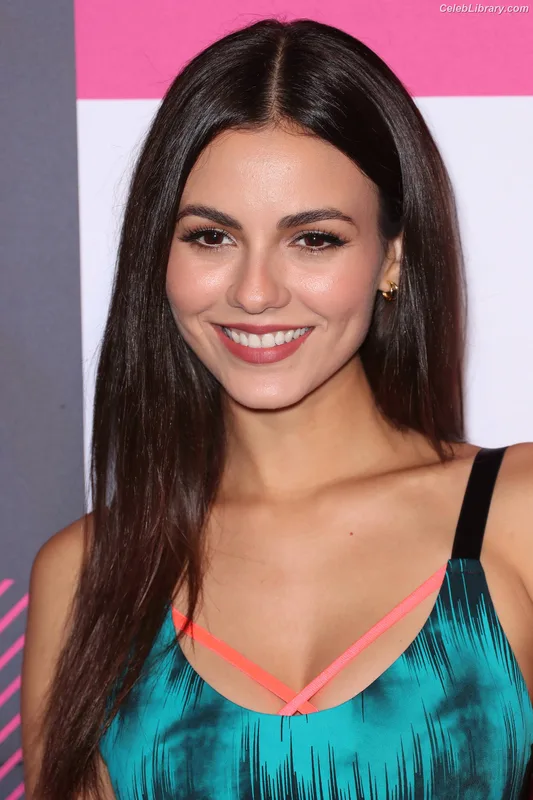 Victoria Justice photo 4 of 3442