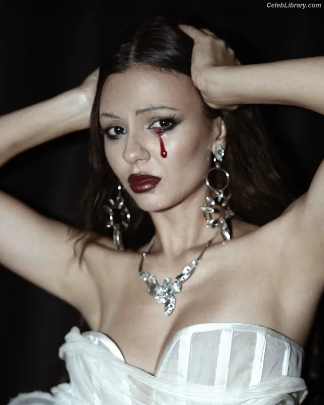 Victoria Justice photo 1 of 3442