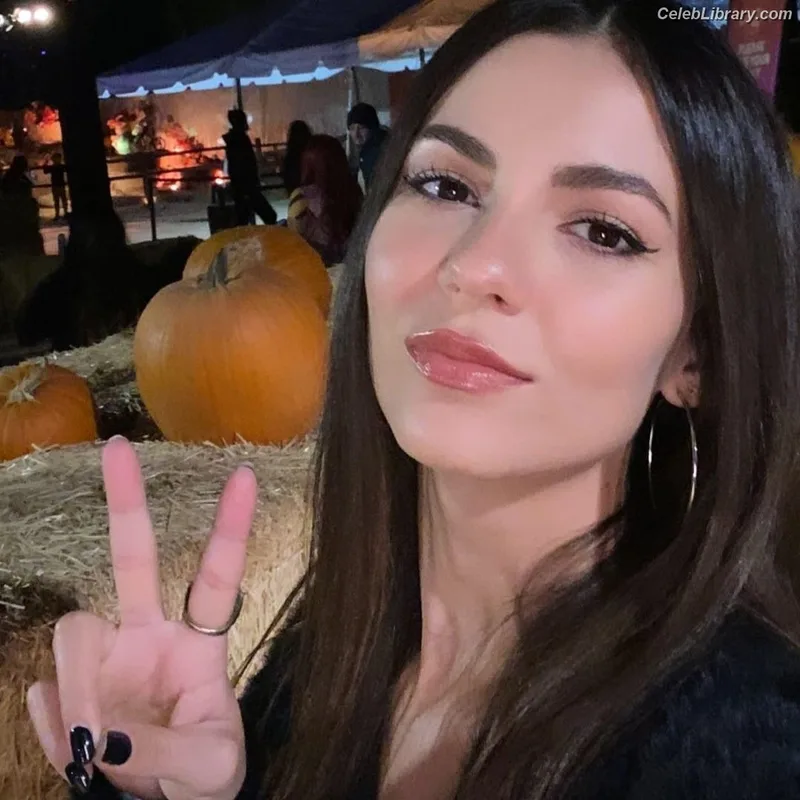 Victoria Justice photo 1 of 3442