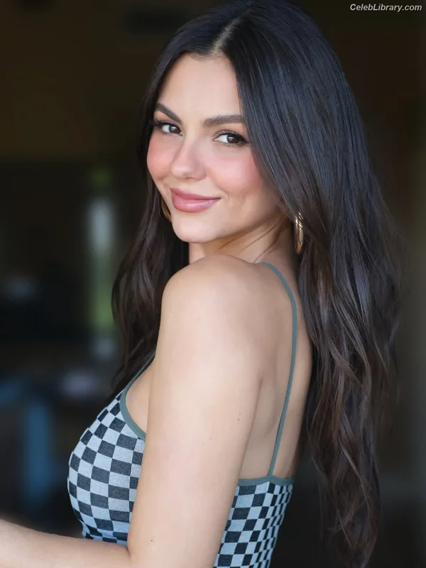 Victoria Justice photo 1 of 3442
