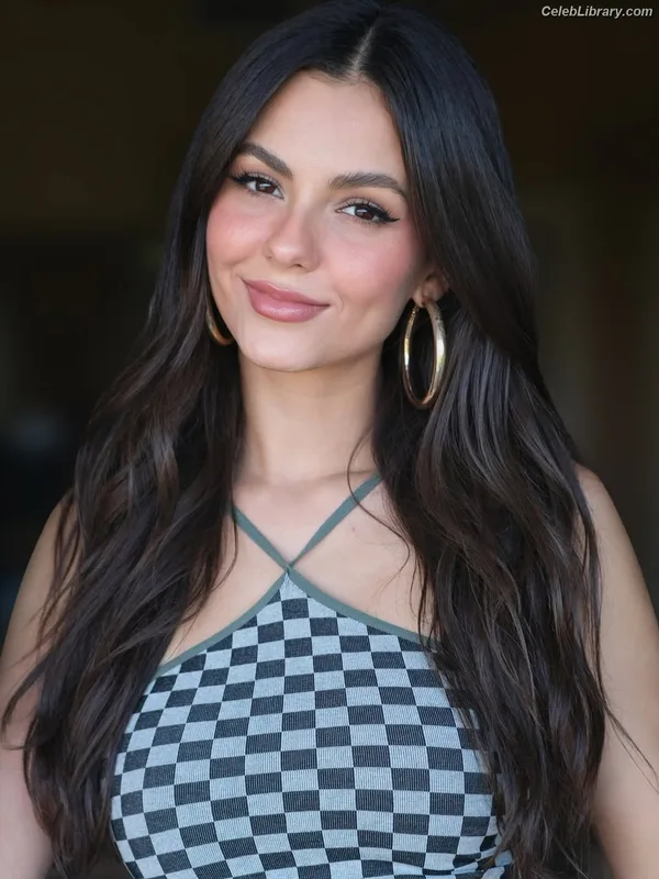 Victoria Justice photo 2 of 3442