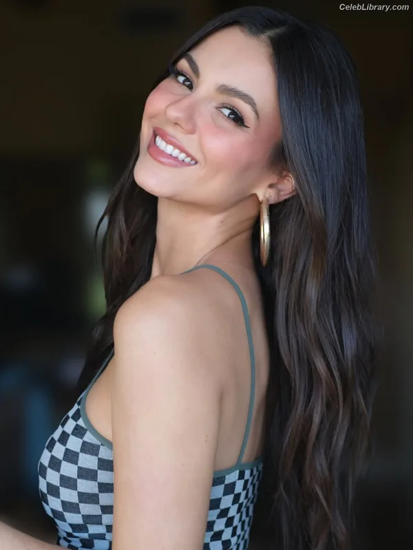 Victoria Justice photo 5 of 3442