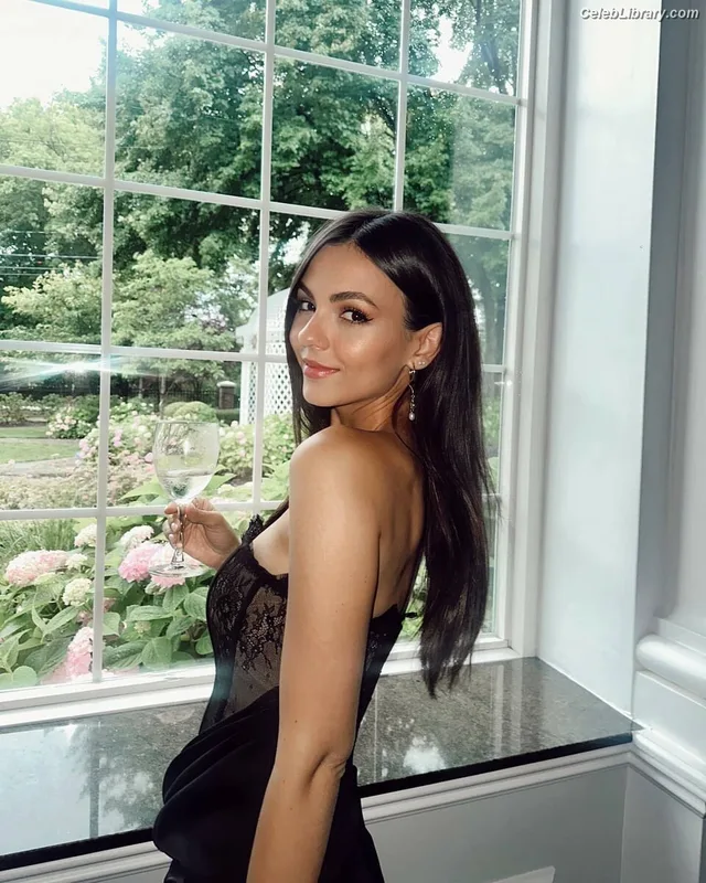Victoria Justice photo 3 of 3442