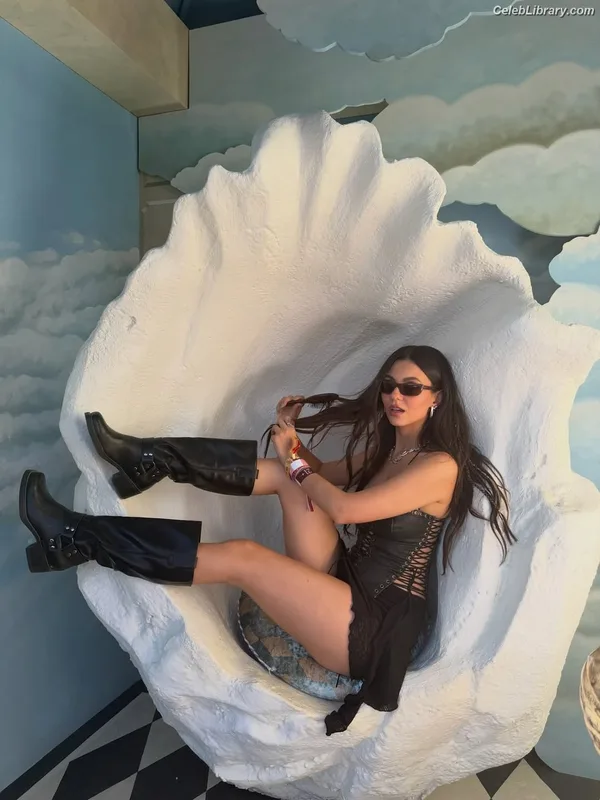 Victoria Justice photo 1 of 3442