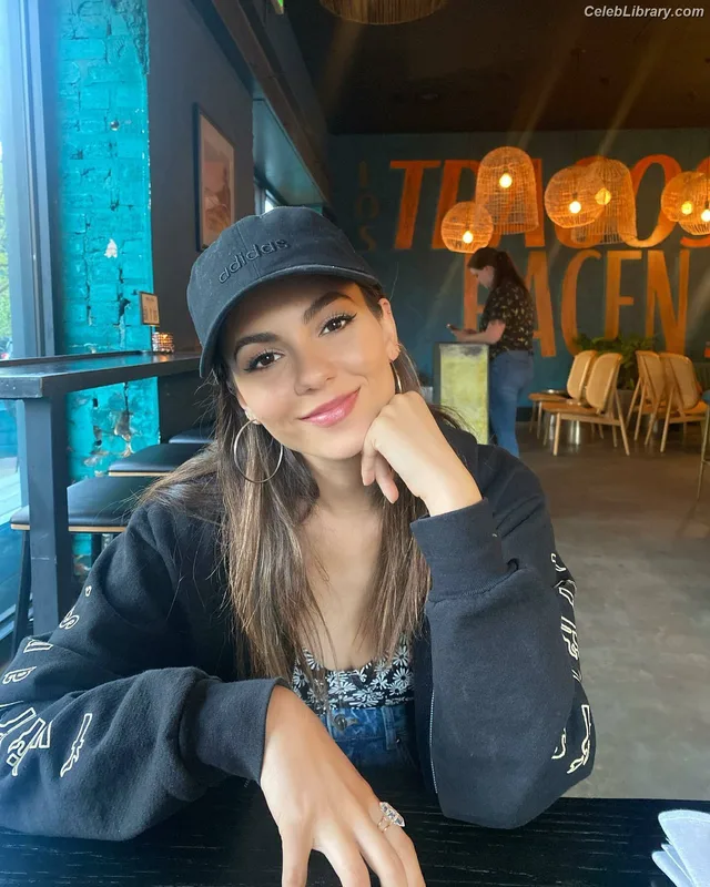 Victoria Justice photo 4 of 3442