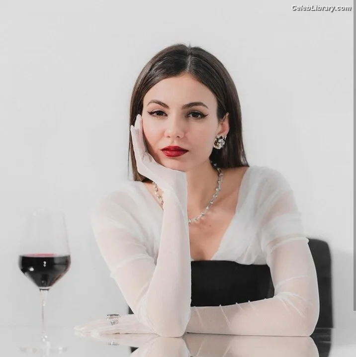 Victoria Justice photo 8 of 3442