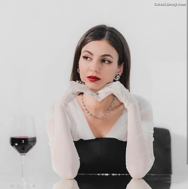 Victoria Justice photo 9 of 3442